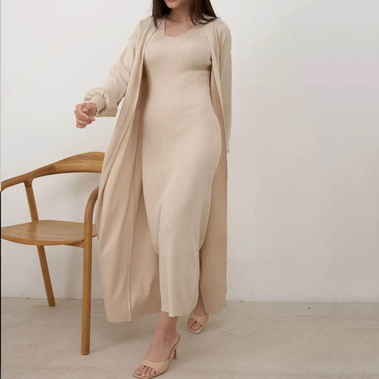 Dame casual maxikjole med elegant strikdesign og matchende cardigan Stilla