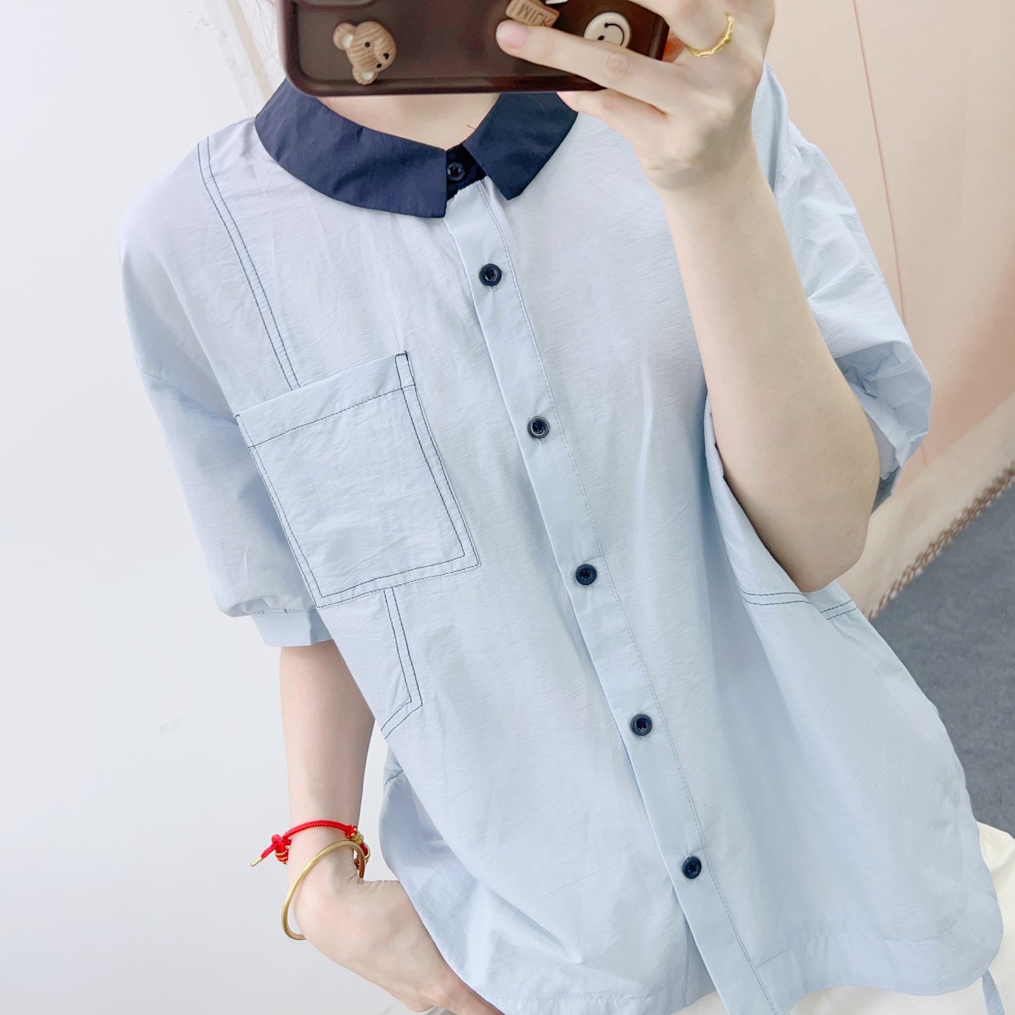 Dame afslappet kortærmet skjorte med kontrasterende krave og praktisk brystlomme Stilla