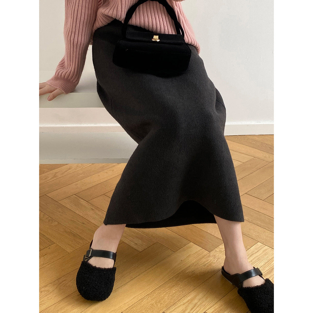 Dame Maxiskirt i blødt flydende materiale med asymmetrisk kant og elegant snit Stilla