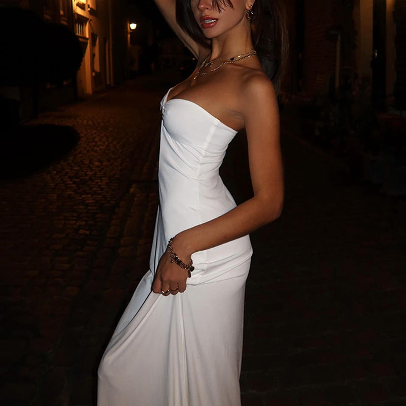 Dame elegant aftenkjole med dyb udskæring og dekorativ spænde Stilla