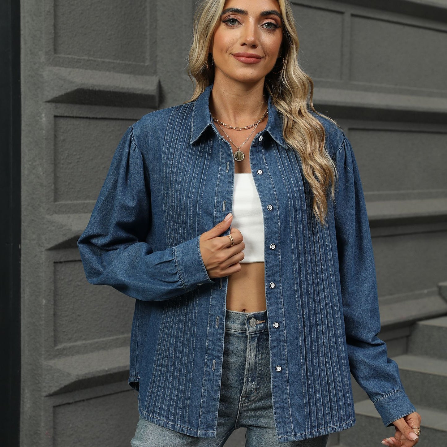 Dame denimskjorte med plisserede detaljer og elegant pasform Stilla