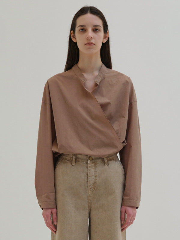 Dame afslappet bluse med asymmetrisk krave og innovativ knaplukning Stilla