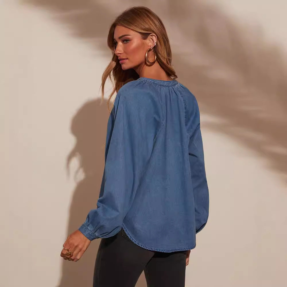 Dame denim-bluse med dyb V-udskæring og elegante pufærmer Stilla