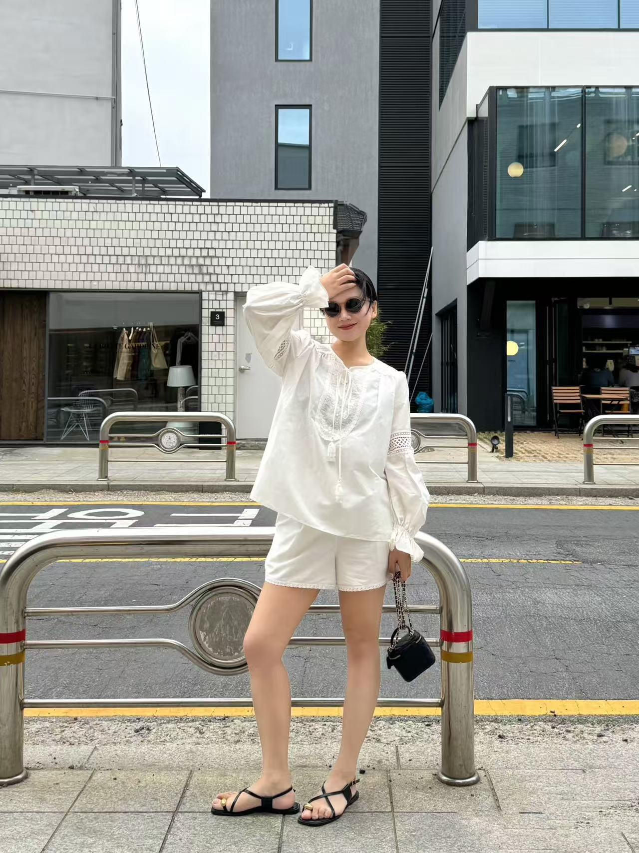 Dame elegant bluse med fine broderidetaljer og knaplukning Stilla