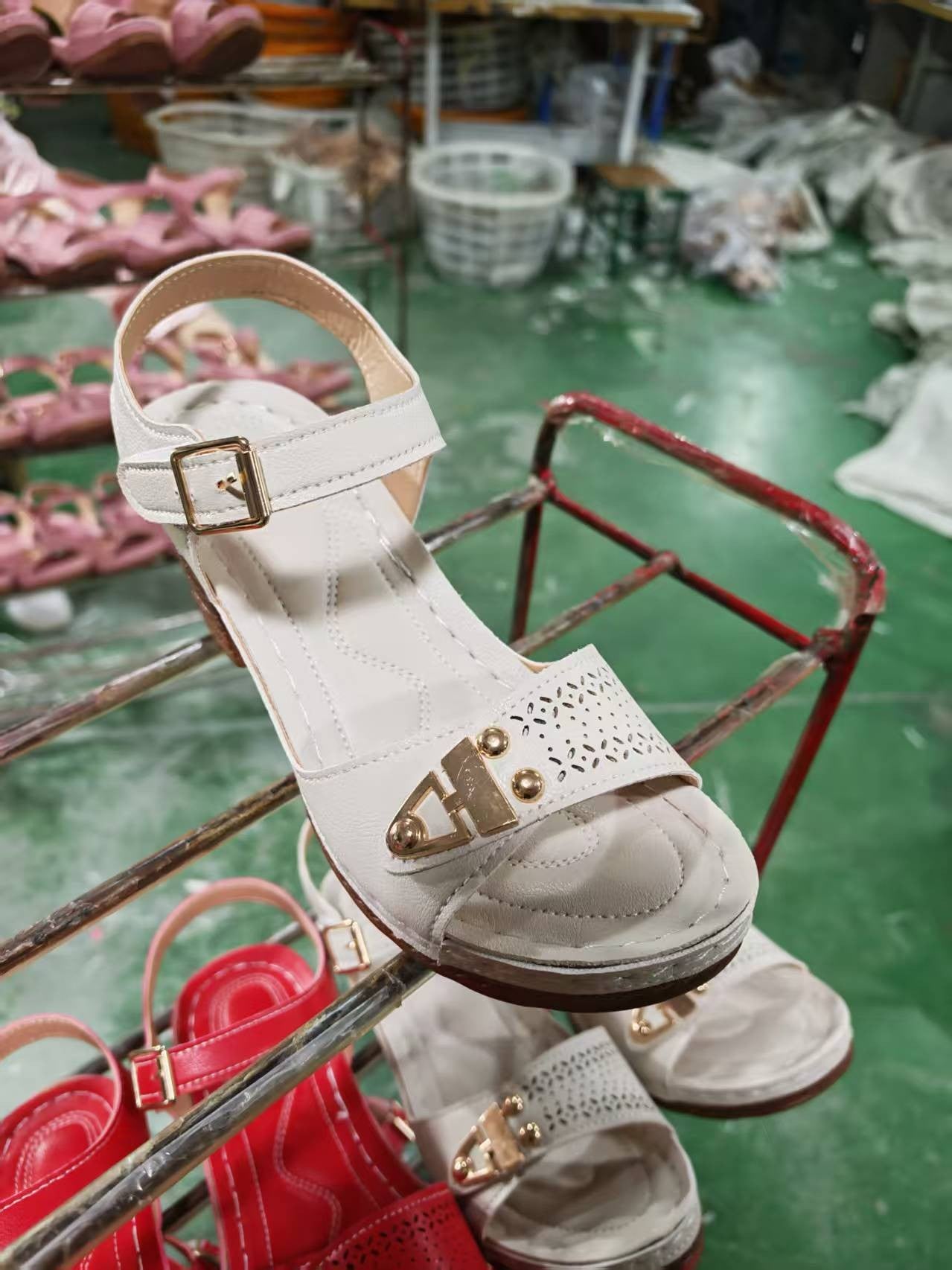 Dame Elegant designet sandaler med perforeret overflade og stilfuld blokhæl Stilla