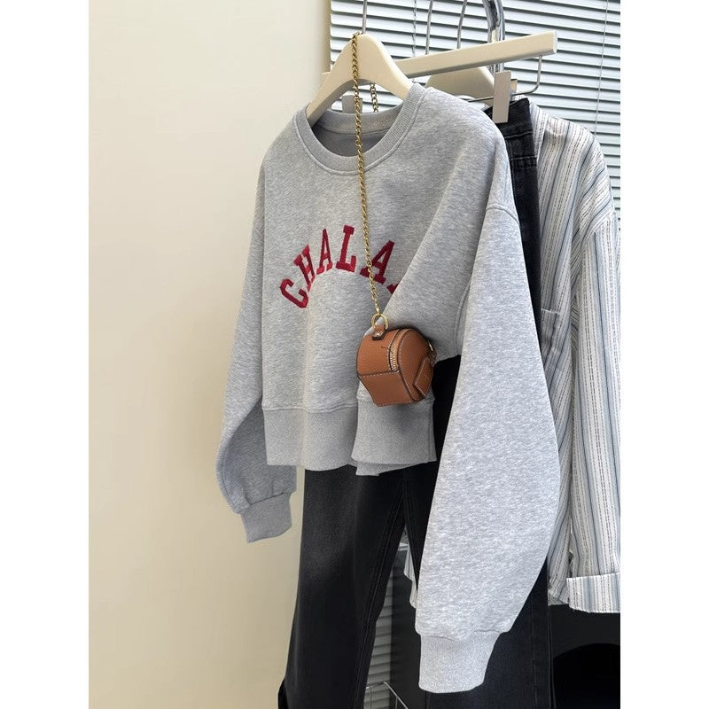 Dame Cropped Graphic Sweatshirt med distressed accenter Stilla