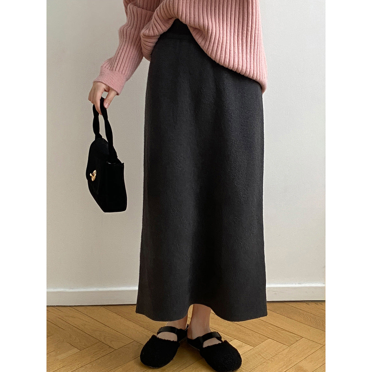 Dame Maxiskirt i blødt flydende materiale med asymmetrisk kant og elegant snit Stilla