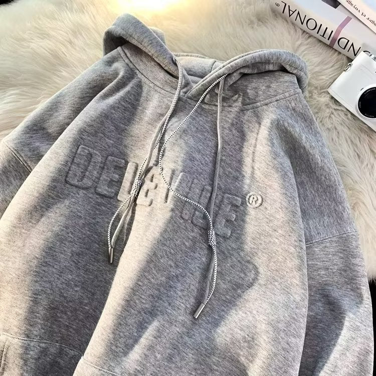 Dame Cozy Hættebluse med struktureret overflade og stilfuldt frontlogo Stilla