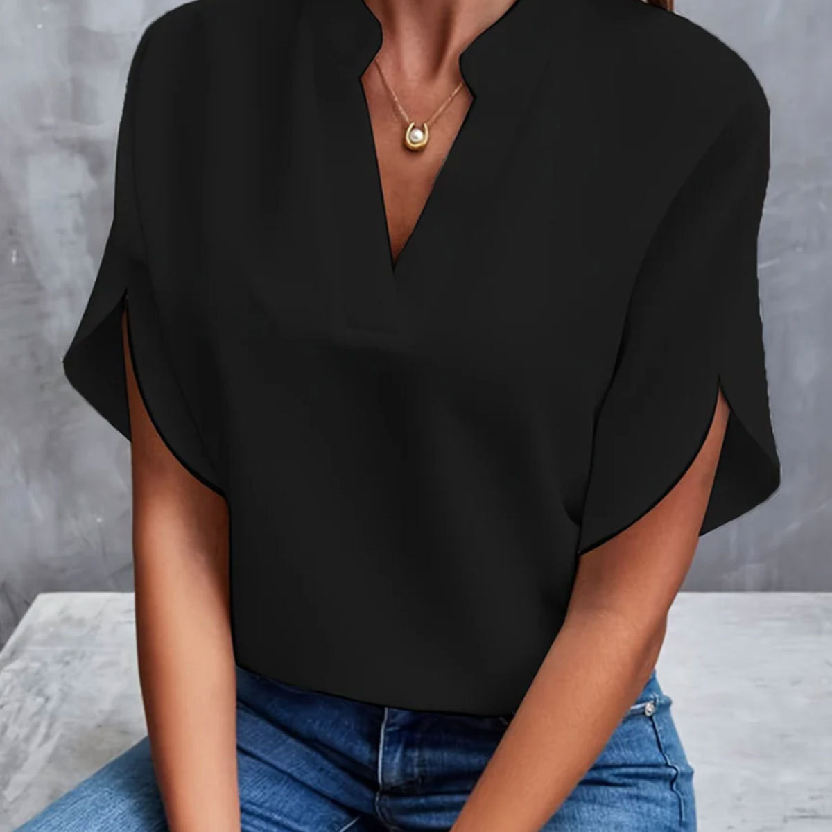 Dame elegant top med moderne sideslids og V-hals Stilla