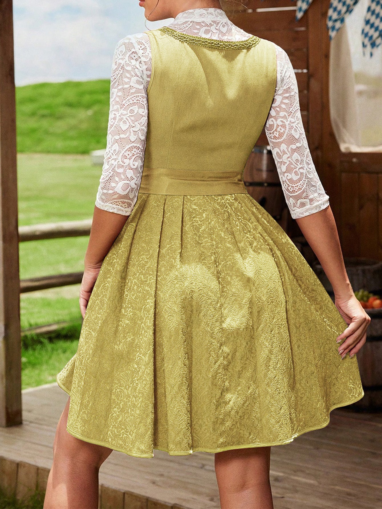 Dame Dirndlkjole med florale detaljer og spidse ærmer Stilla