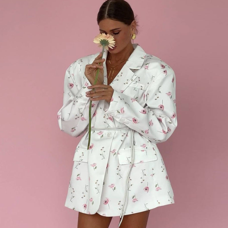 Dame elegant blazerjakke med blomstermønster og feminin silhuet Stilla
