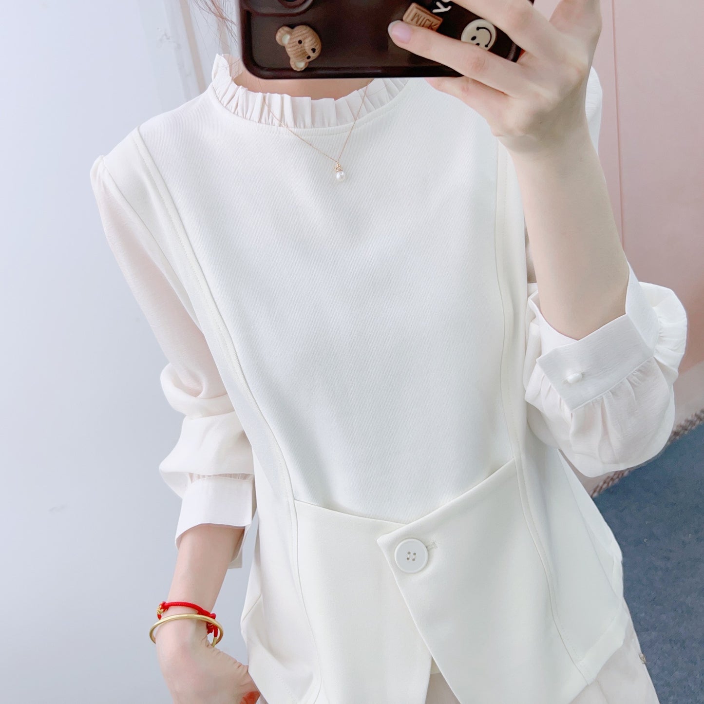 Dame elegant bluse med flæse detaljer og moderigtig knaplukning Stilla