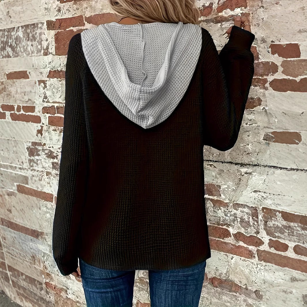 Dame afslappet hoodie med moderne knaplukning og kontrasterende hætte-design Stilla