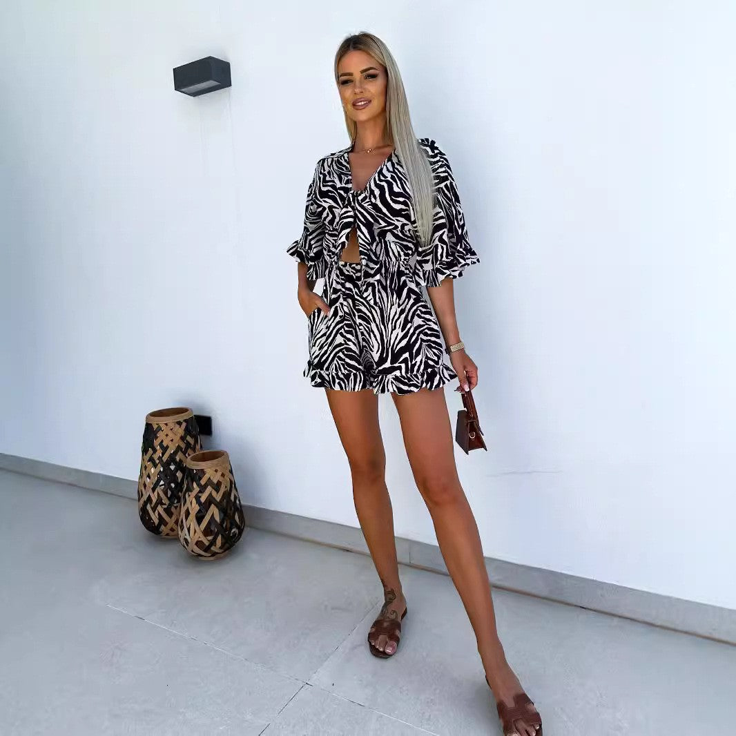 Dame kortærmet jumpsuit med blomsterprint og flæse detaljer Stilla