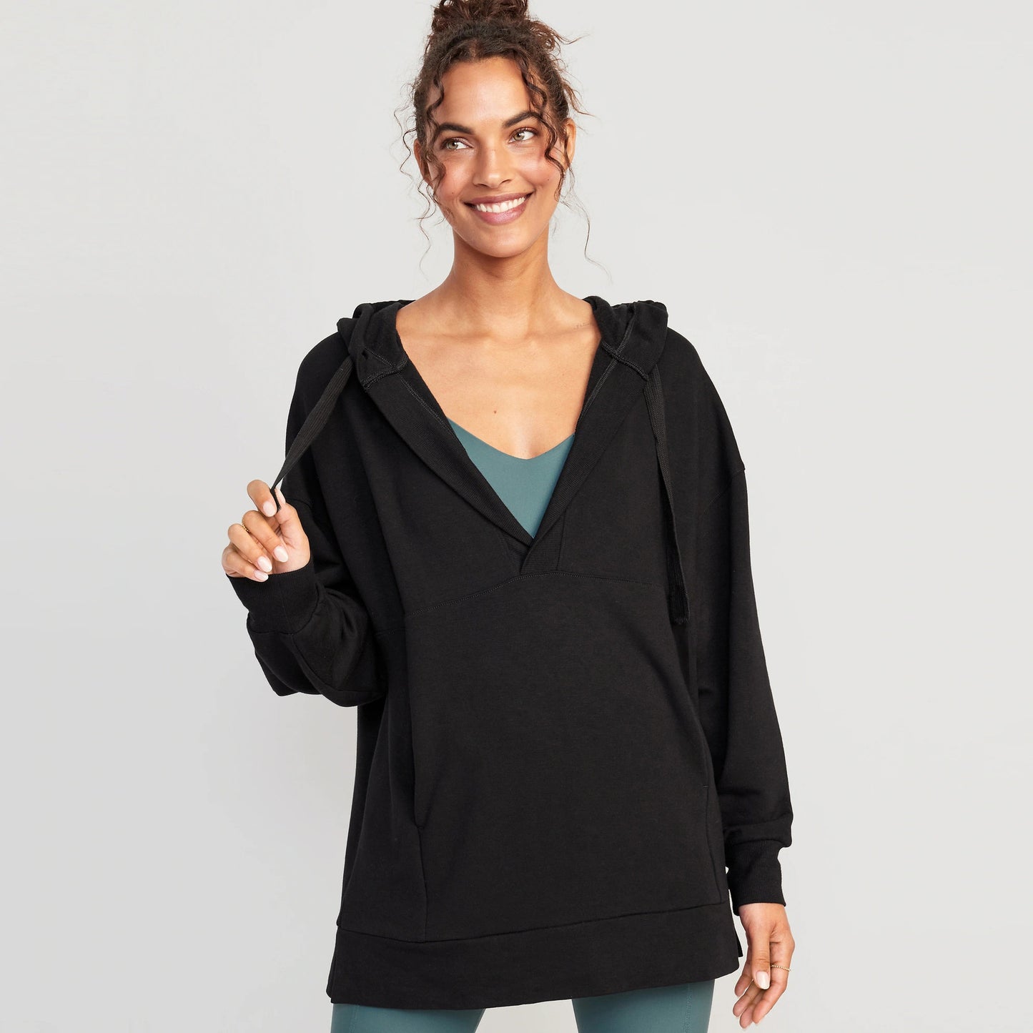 Dame afslappet hættetrøje med dyb V-hals og vide ærmer Stilla