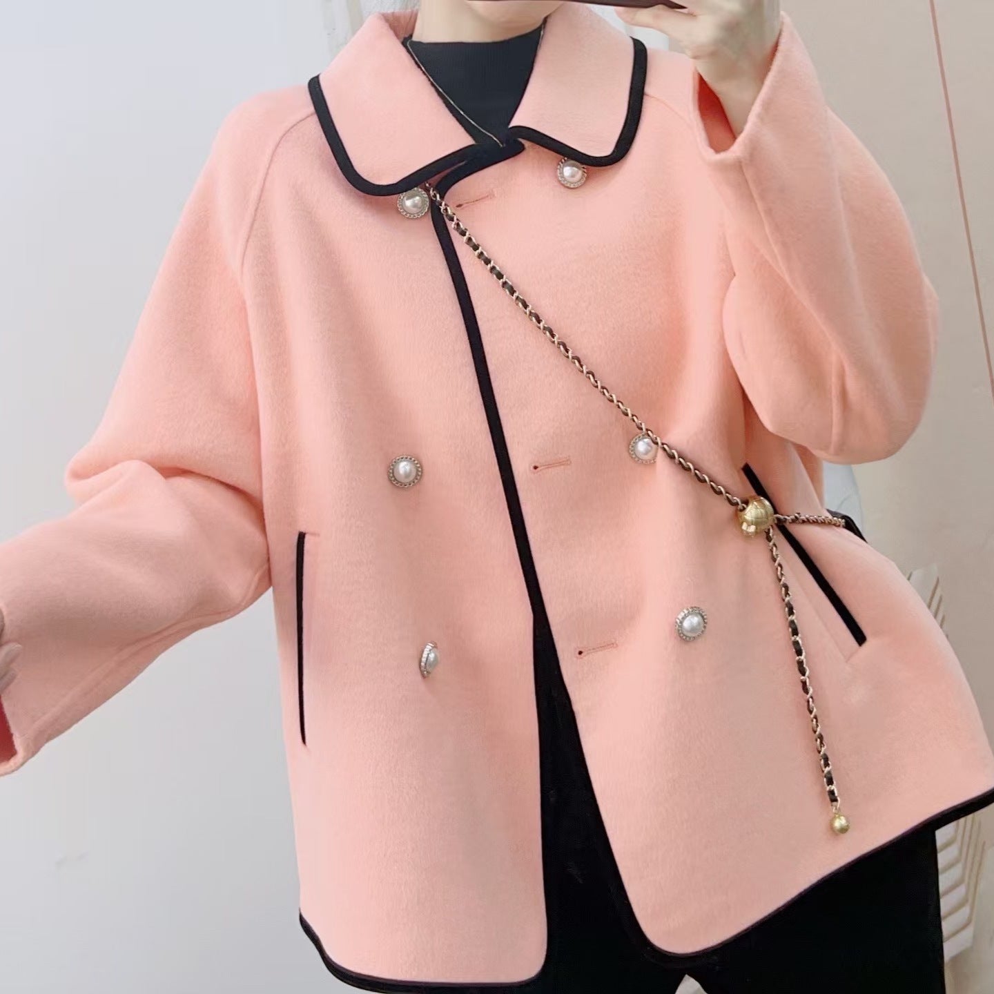 Dame elegant jakke med kontrasterende knapdetaljer og moderigtigt kædehegn Stilla