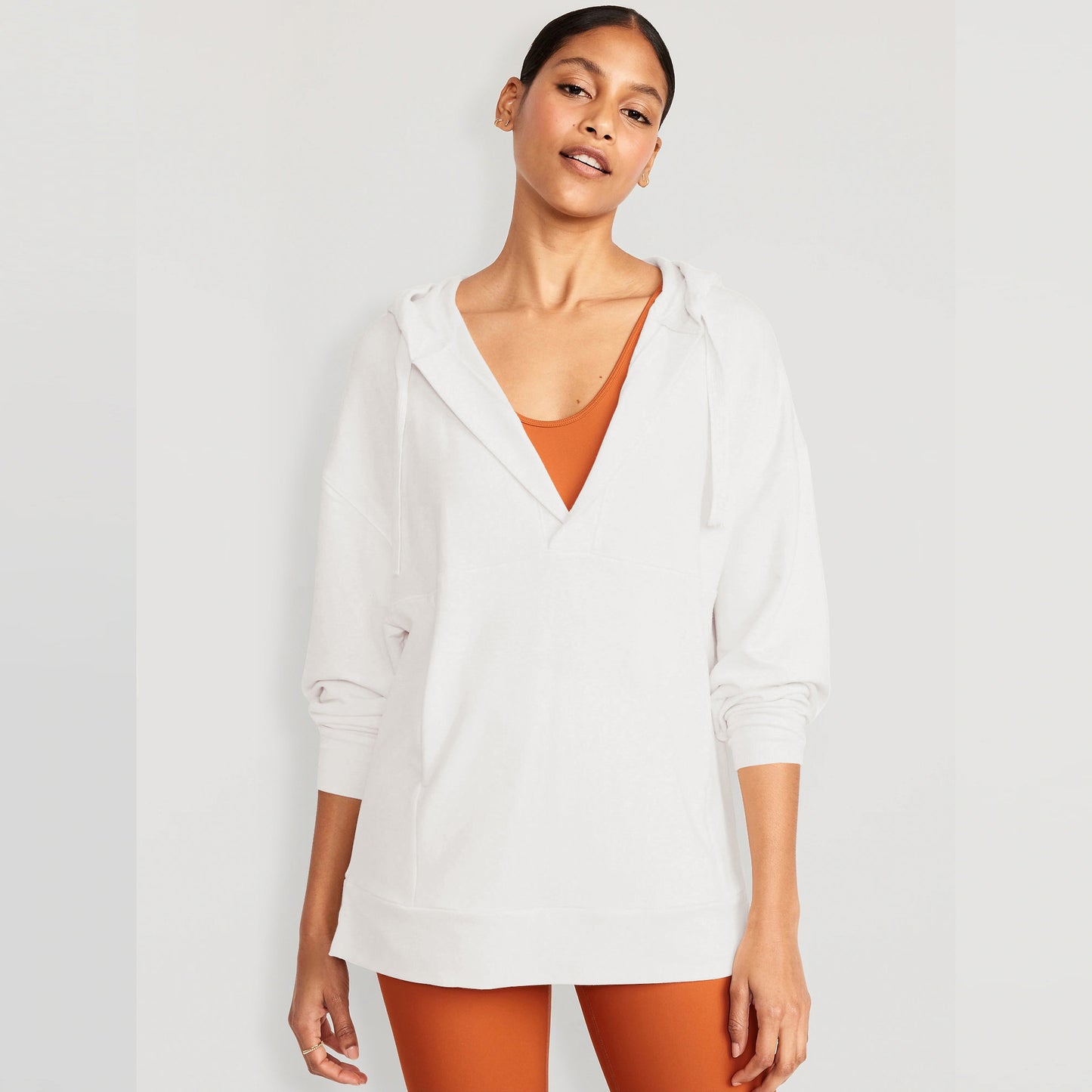 Dame afslappet hættetrøje med dyb V-hals og vide ærmer Stilla