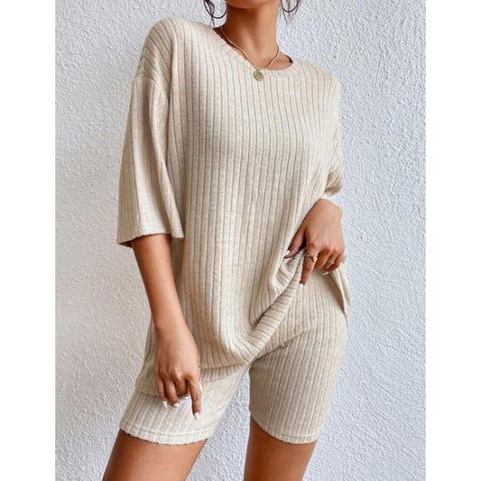 Dame afslappet fritidssæt med stribet top og shorts Stilla