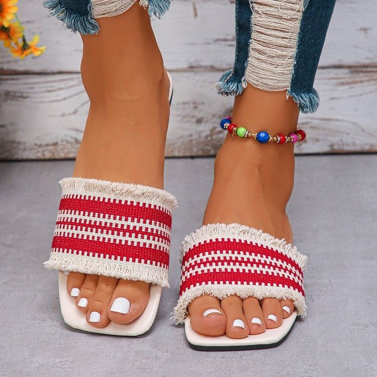 Dame åbne pantoletten med frynset design og trendy stribemønster Stilla