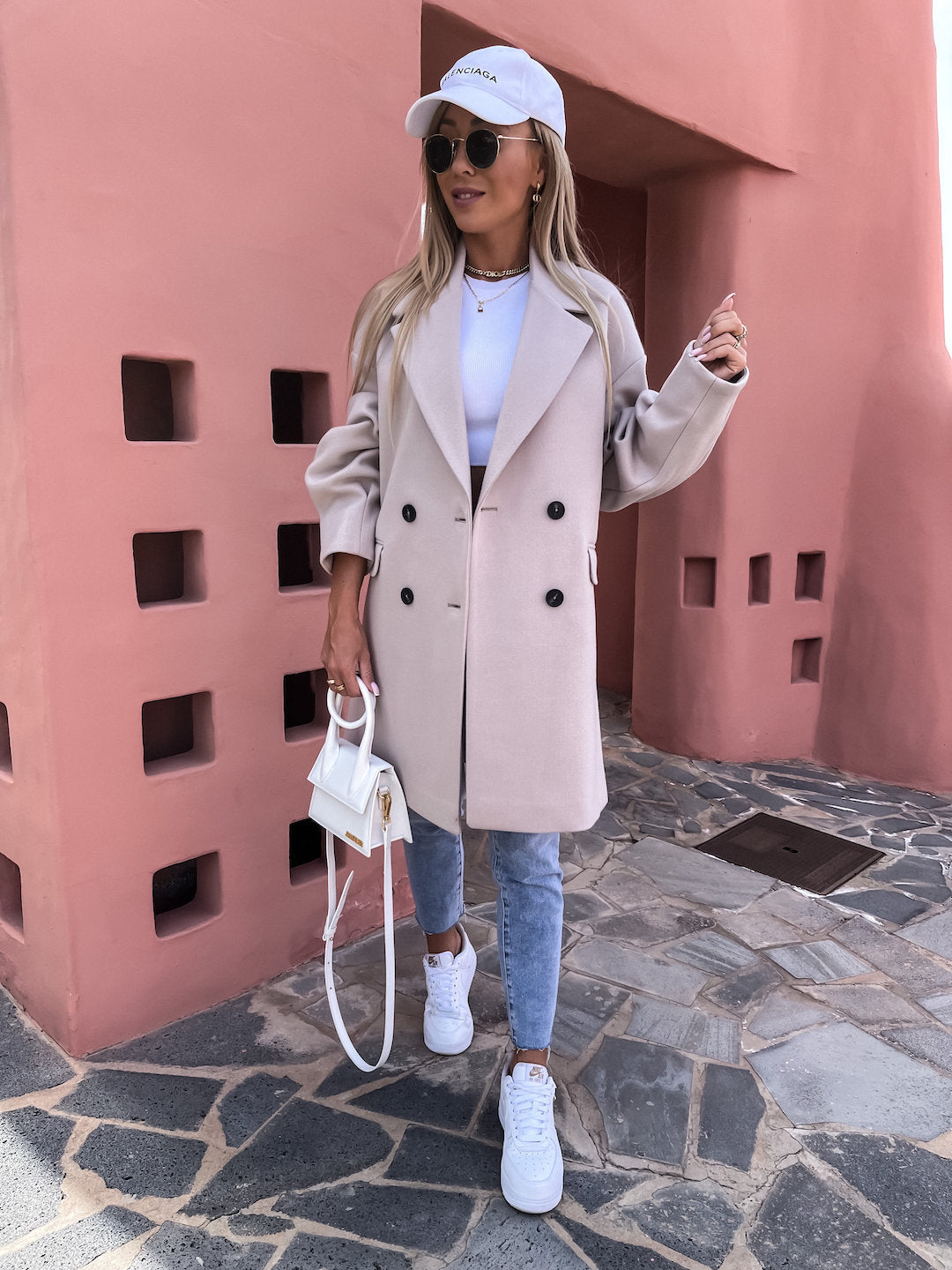 Dame elegant dobbeltknapfrakke med oversized snit og stilfulde detaljer Stilla