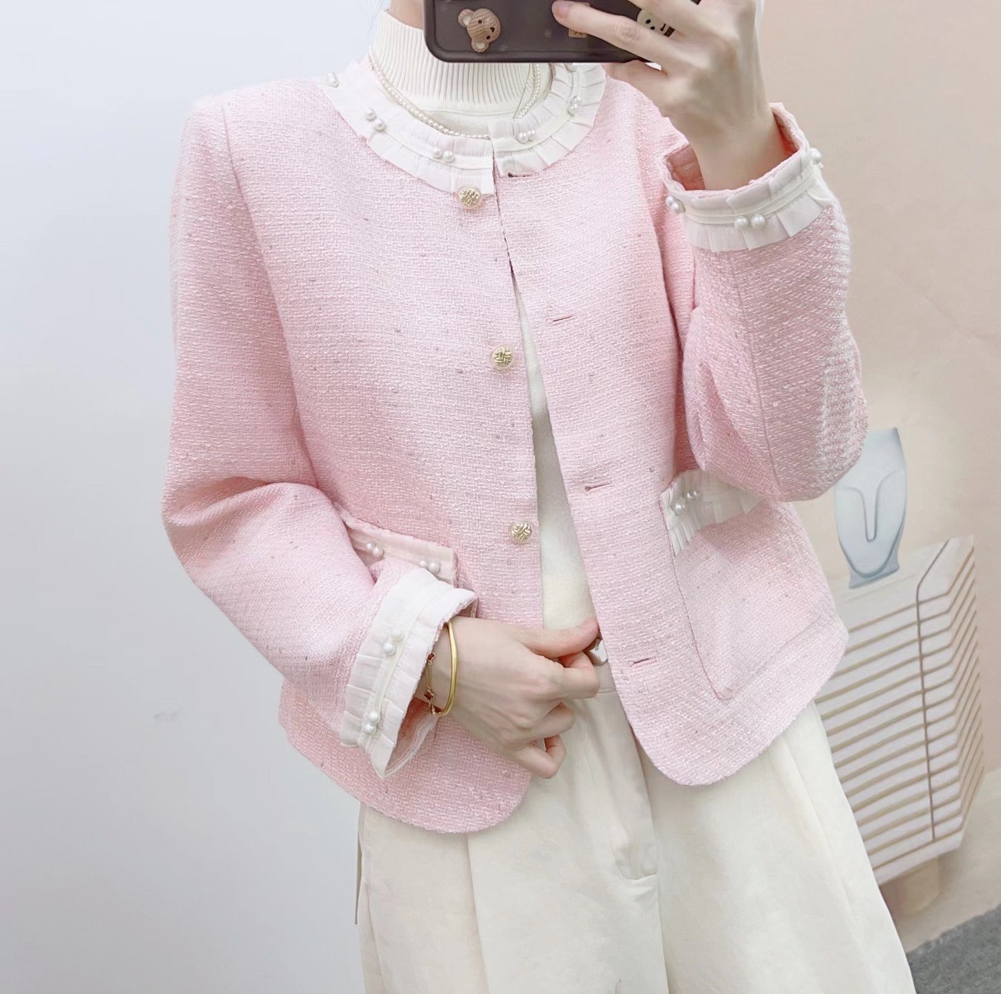 Dame elegant Bouclé-jakke med dekorative perlemorsknapper og struktureret design Stilla