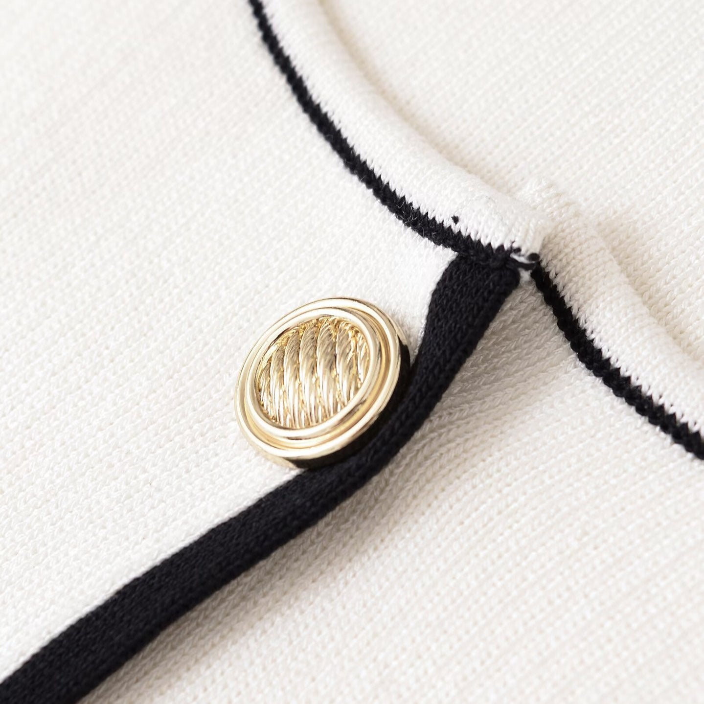 Dame elegant jakke med praktiske lommer og fine knapdetaljer Stilla