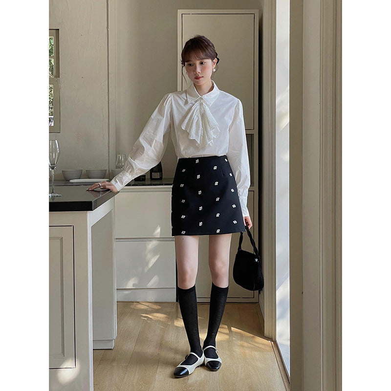 Dame elegant bluse med flæsedetalje og moderne knaplukning Stilla