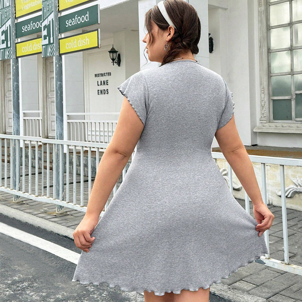 Dame afslappet crossover-kjole med legende flæsedetaljer og rund halsudskæring Stilla