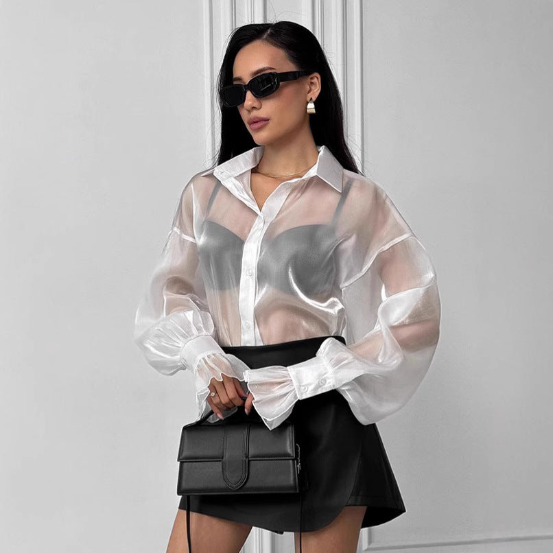 Dame Transparent Bluse med voluminøse ærmer og elegante volangdetaljer Stilla
