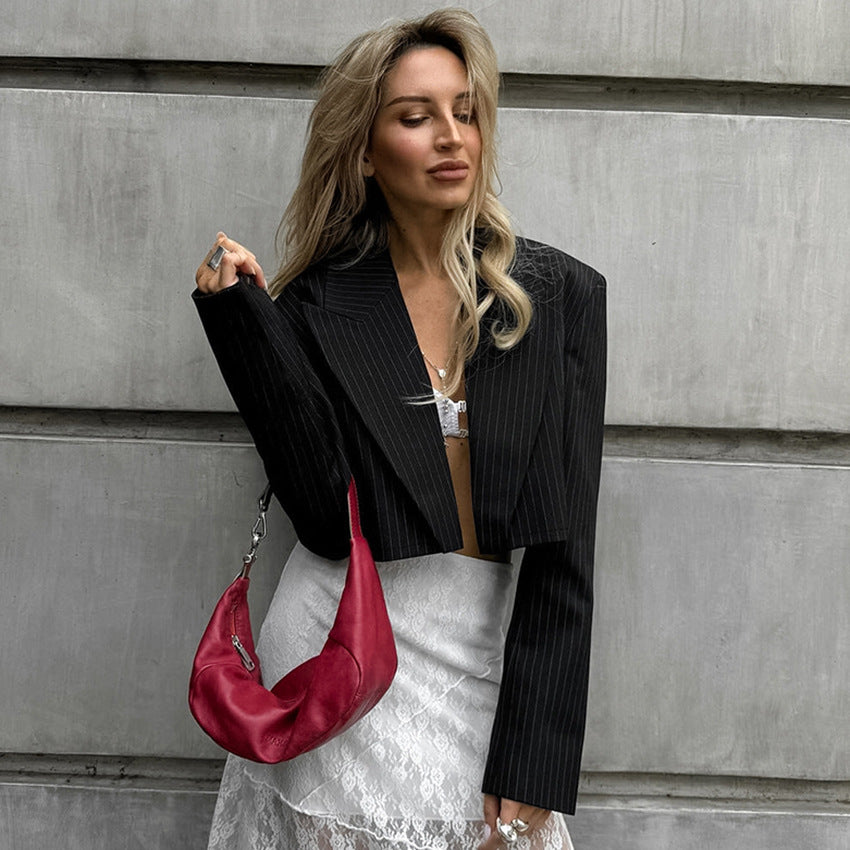 Dame cropped Blazerjakke med brede revers og elegant nålestribet look Stilla
