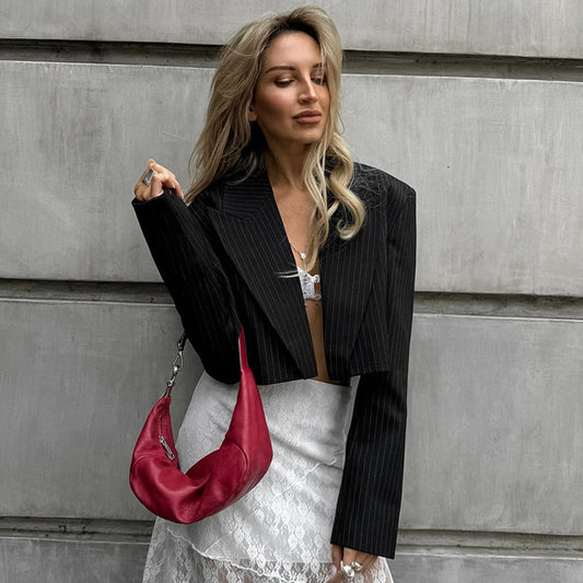 Dame cropped Blazerjakke med brede revers og elegant nålestribet look Stilla