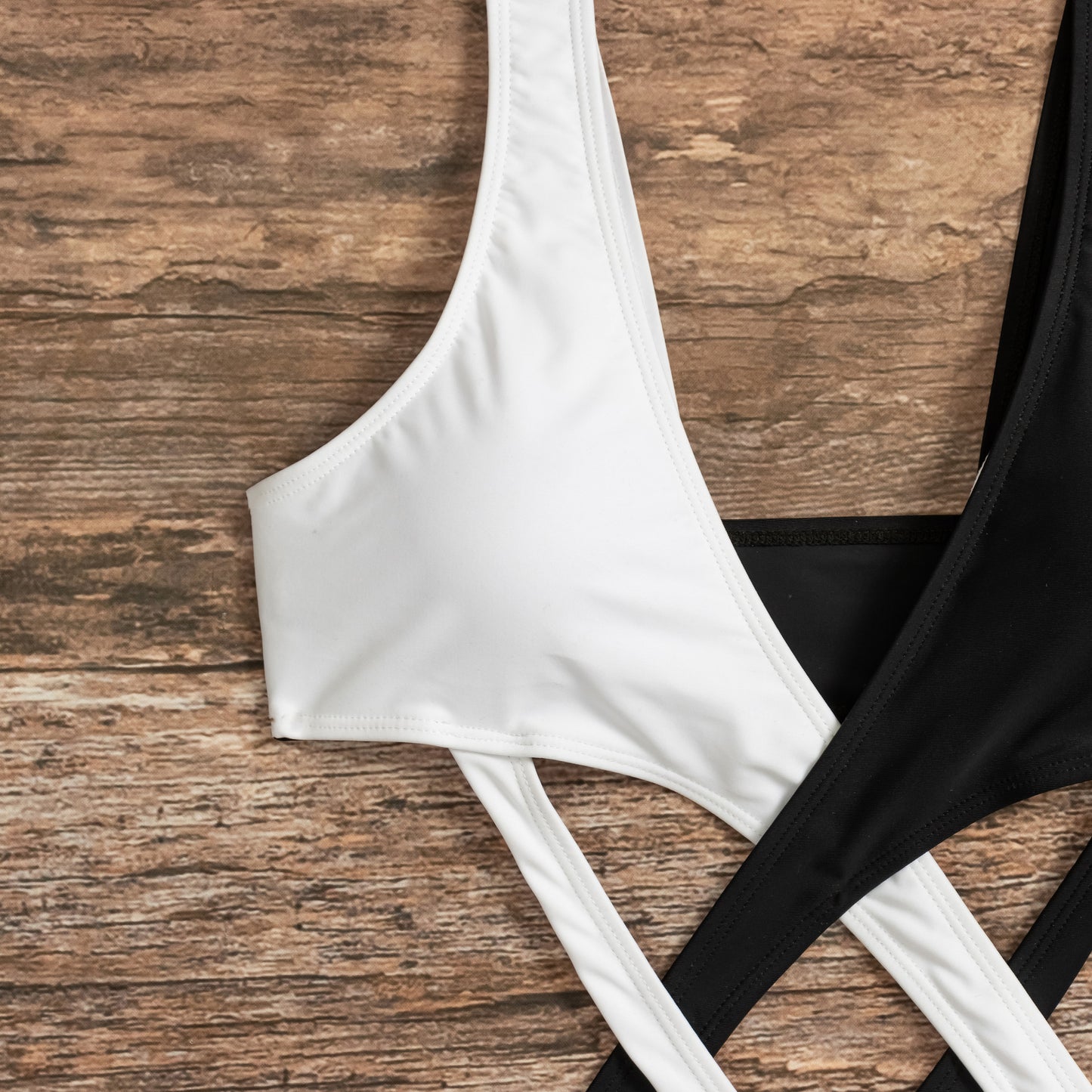 Dame Eintøj Badedragt med spændende Criss-Cross-design og dyb V-udskæring Stilla