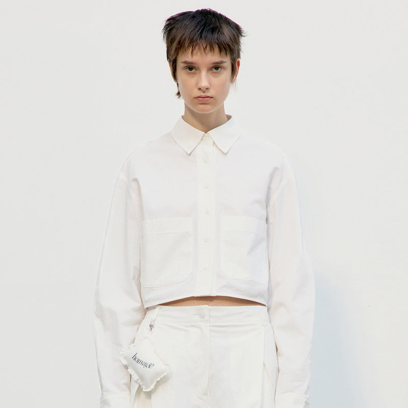 Dame cropped skjortebluse med en afslappet pasform og to lommer Stilla