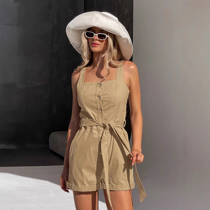 Dame jumpsuit med knælængde kant og figursyet design Stilla