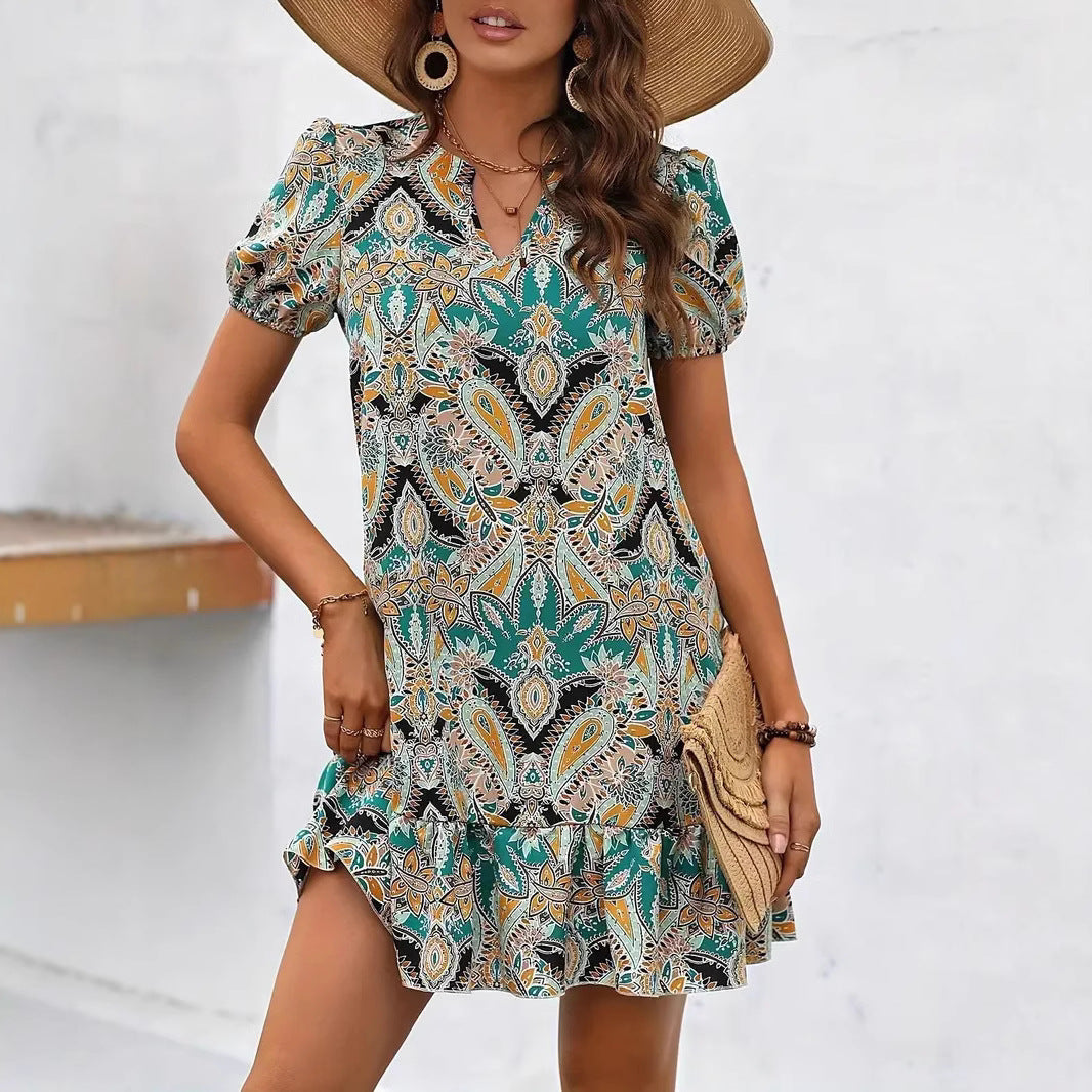 Dame afslappet kjole med V-udskæring og flæsekant Stilla