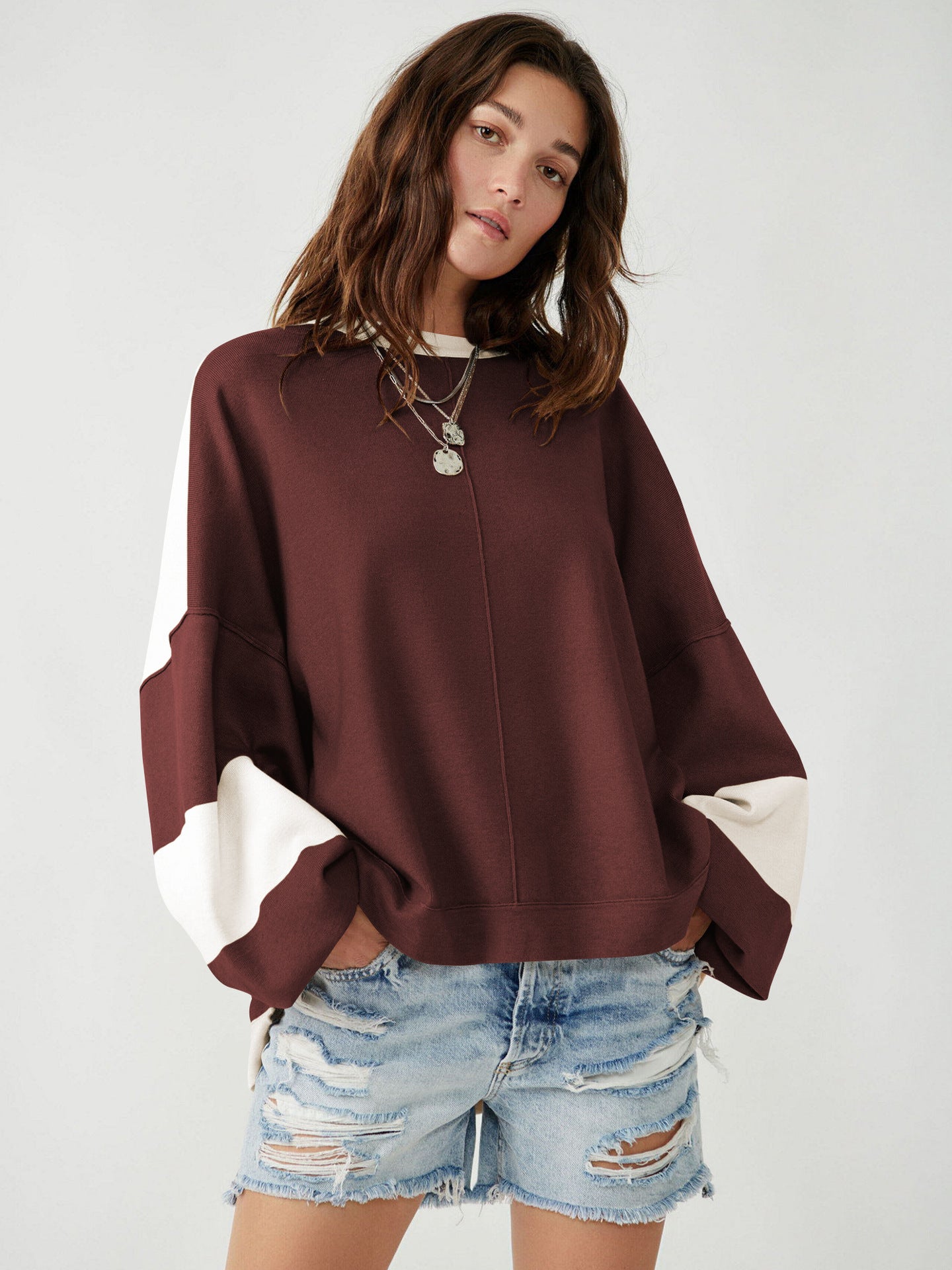 Dame afslappet oversized sweater med moderigtigt farveblokdesign og blødt stof Stilla