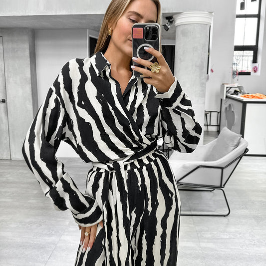 Dame jumpsuit med eksklusivt zebra-mønster og figursyet design Stilla