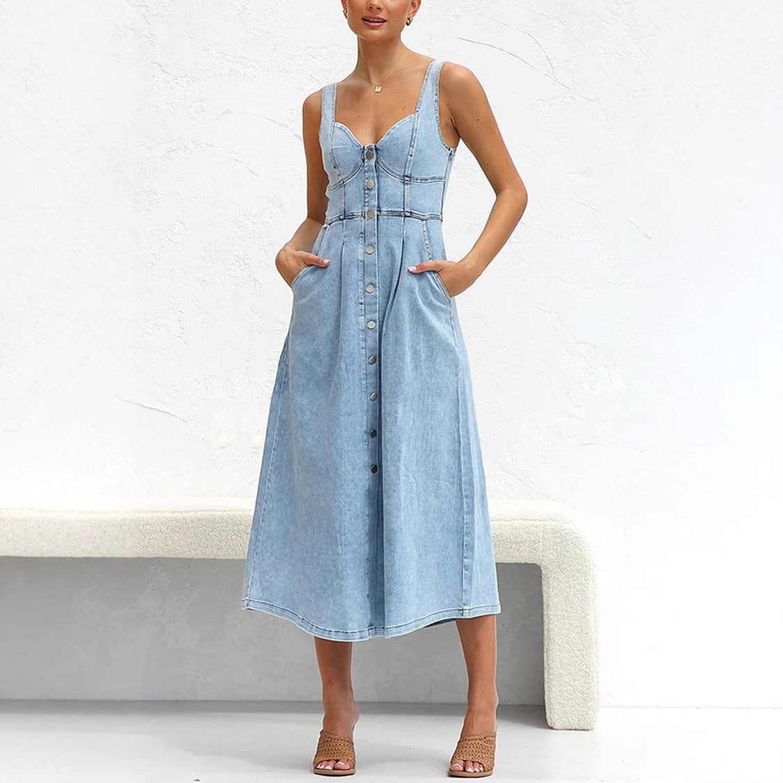 Dame denim midikjole med knaplukning og tætsiddende snit Stilla