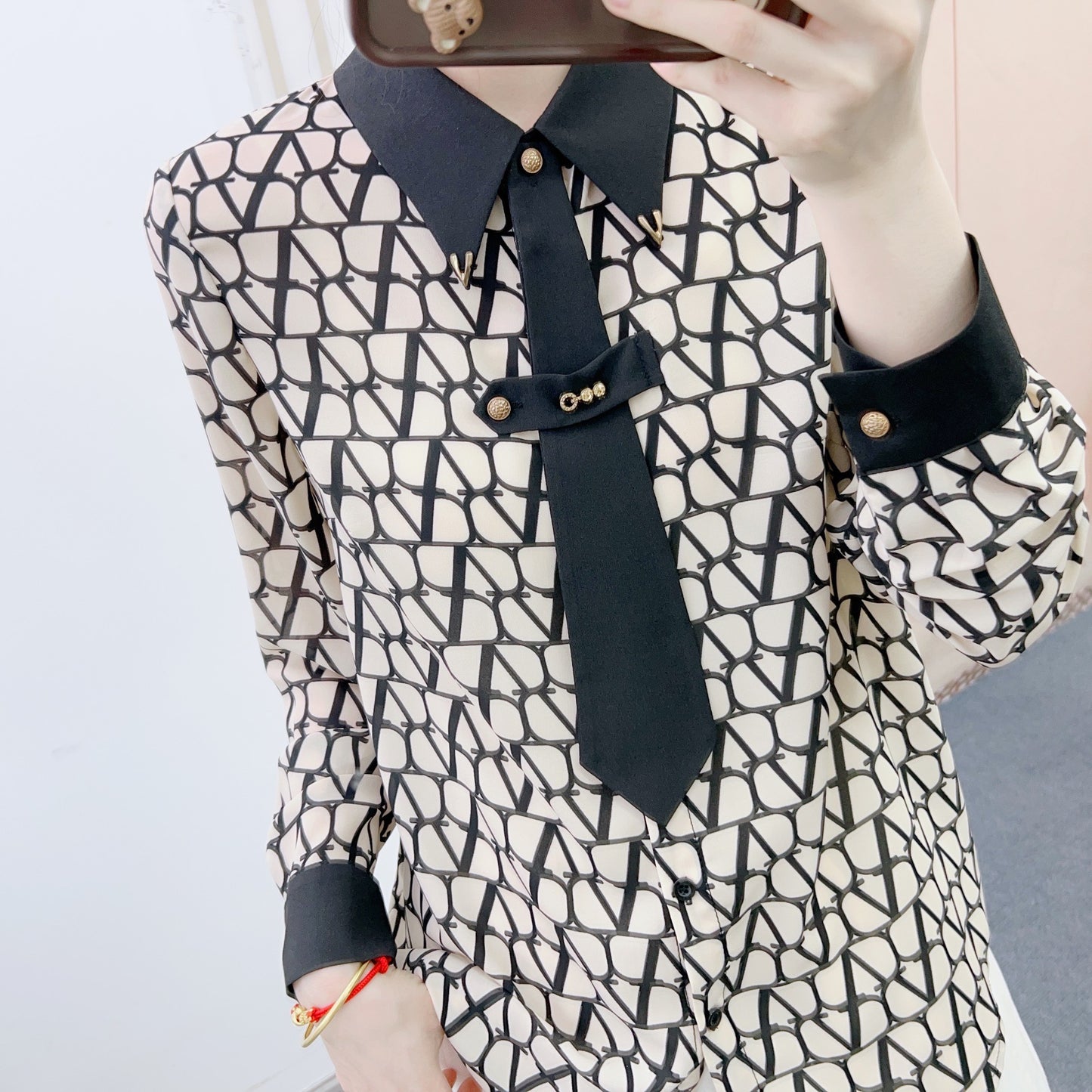 Dame elegant bluse med dekorative knapper og fashionable krave Stilla