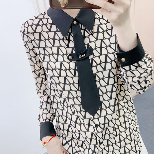 Dame elegant bluse med dekorative knapper og fashionable krave Stilla