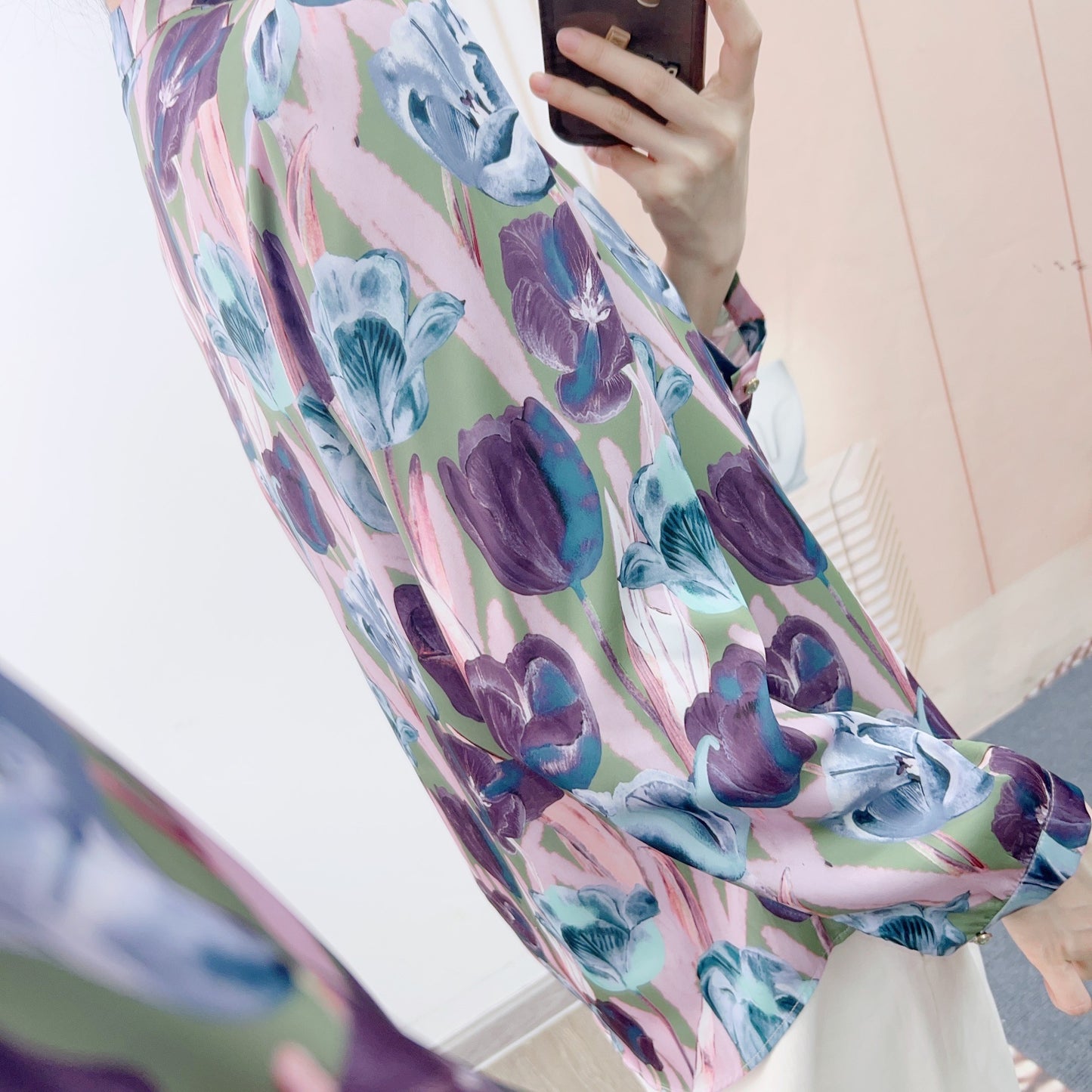 Damebluse med sløjfelukning og blomsterdesign Stilla