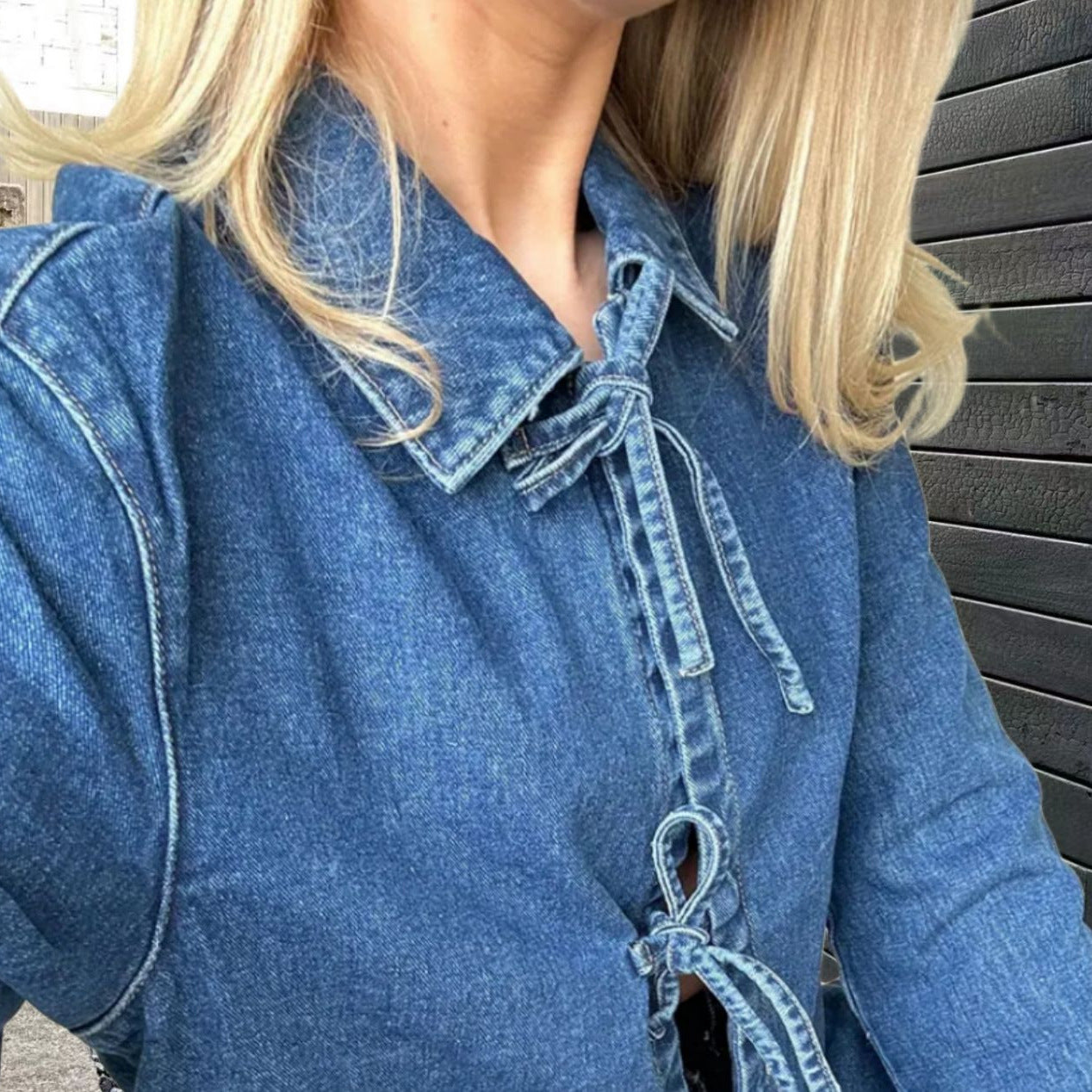 Dame denimjakke med et moderne design og praktiske lommer Stilla