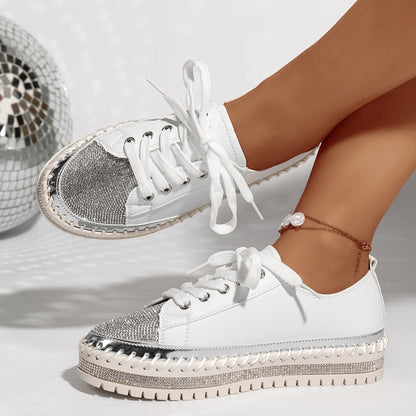 Dame sporty sneakers med skinnende overflade og trendy platform Stilla