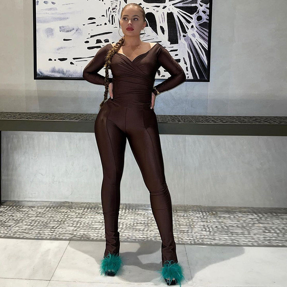 Dame glamorøs langærmet jumpsuit i v mostrando stil med figursyet snit Stilla