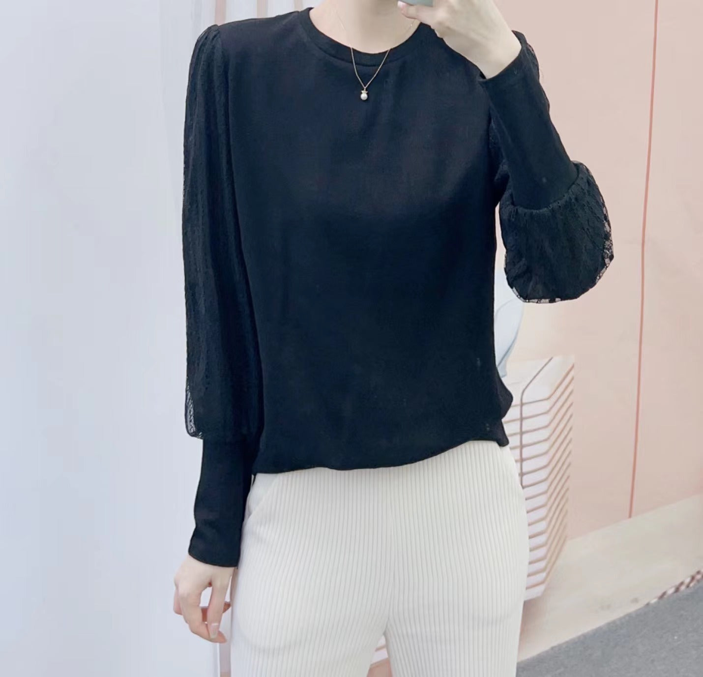 Dame Elegant Bluse med fine spidsærmer og stilfuld rund halsudskæring Stilla