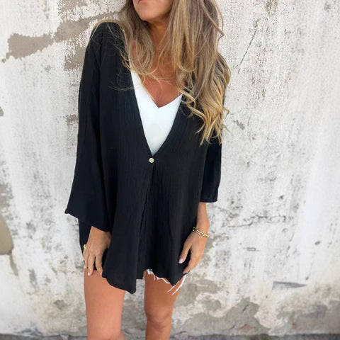 Dame afslappet bluse med dyb V-udskæring og knapdetaljer Stilla