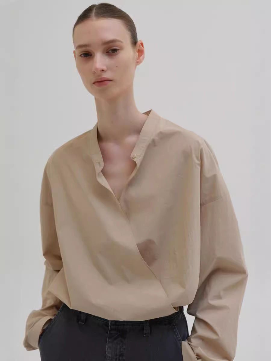 Dame afslappet bluse med asymmetrisk krave og innovativ knaplukning Stilla