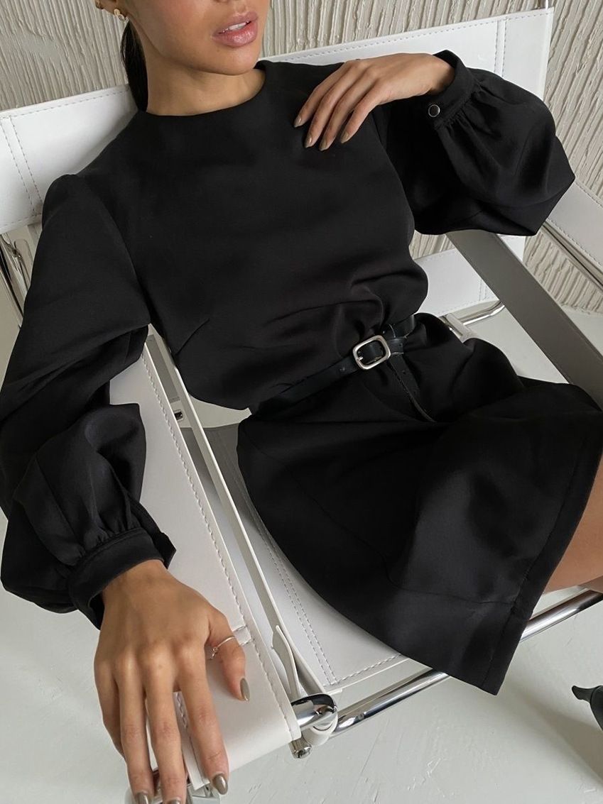 Dame elegant kjole med voluminøse ærmer og tætsiddende silhuet Stilla