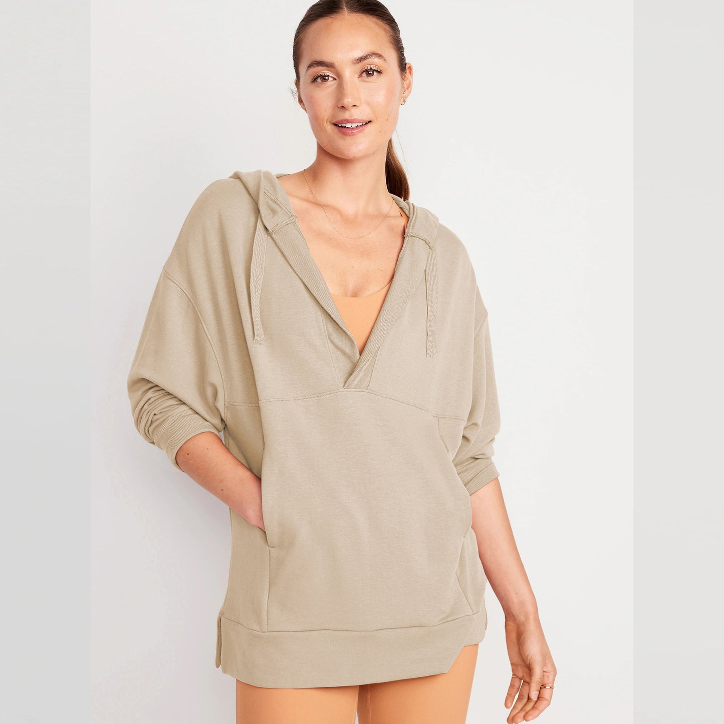 Dame afslappet hættetrøje med dyb V-hals og vide ærmer Stilla