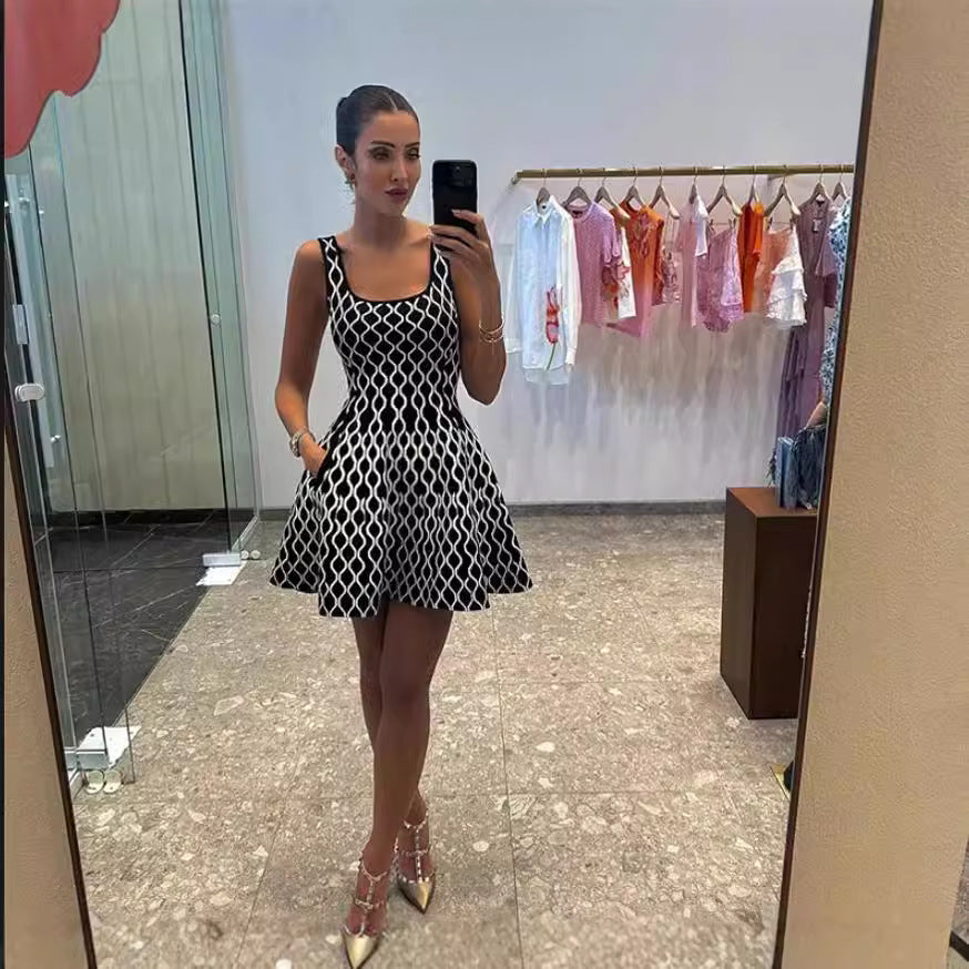 Dame A-linje kjole med eksklusivt geometrisk mønster og praktiske lommer Stilla